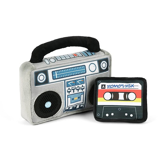 La radiocassette contient une cassette.