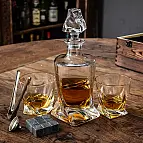 Comprend une carafe, deux verres, neuf pierres à whisky, un entonnoir et une pince. 