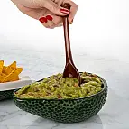 Bol de guacamole en forme d'avocat