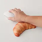 Repose-poignets pour souris en forme de croissant