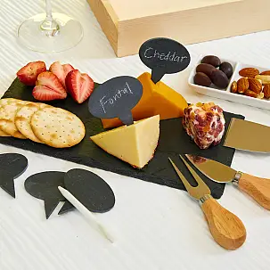 Plateau de fromages et charcuterie avec accessoires