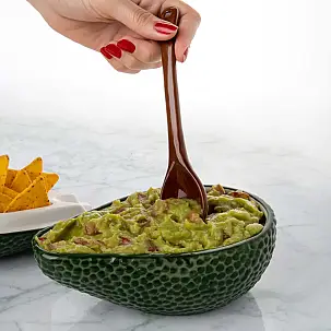 Bol de guacamole en forme d'avocat