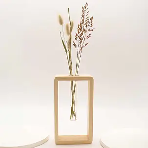 Vase minimaliste en bois avec tube de laboratoire