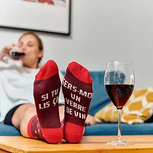 Chaussettes avec le message : Si tu lis ça sers-moi un verre de vin