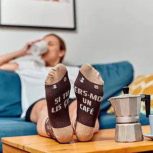 Chaussettes avec le message : Si tu lis ça, sers-moi un café