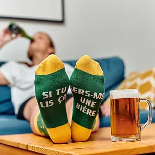 Chaussettes avec le message : Si tu lis ça sers-moi une bière