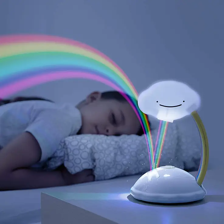 Un projecteur d'arc-en-ciel avec lumière LED qui sert également de veilleuse.