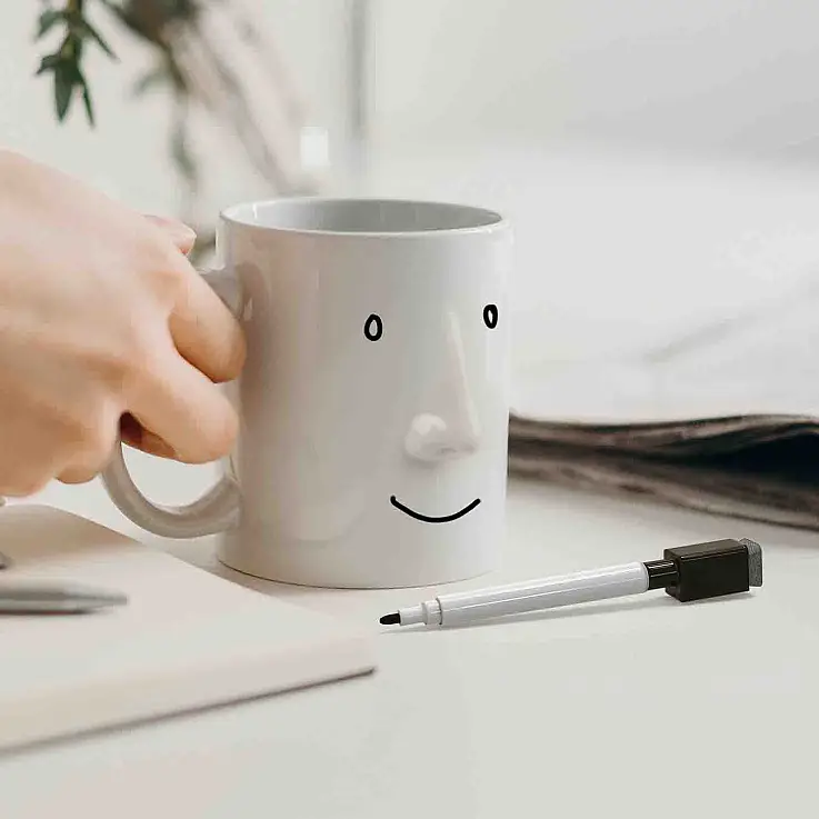 Mug avec marqueur pour dessiner les visages