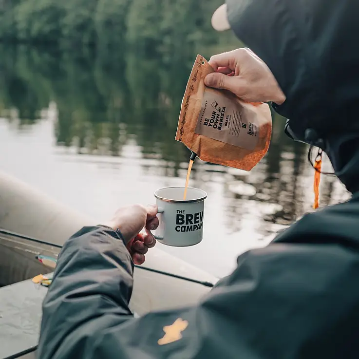 Ils sont présentés dans des sacs réutilisables qui peuvent être utilisés pour préparer le café.