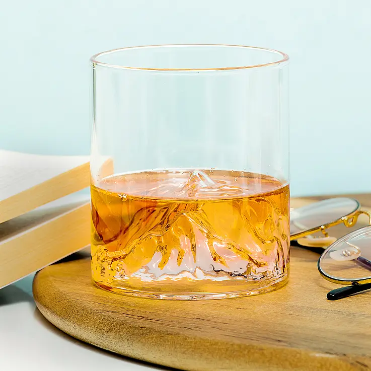 Gobelet à whisky avec une montagne à l'intérieur