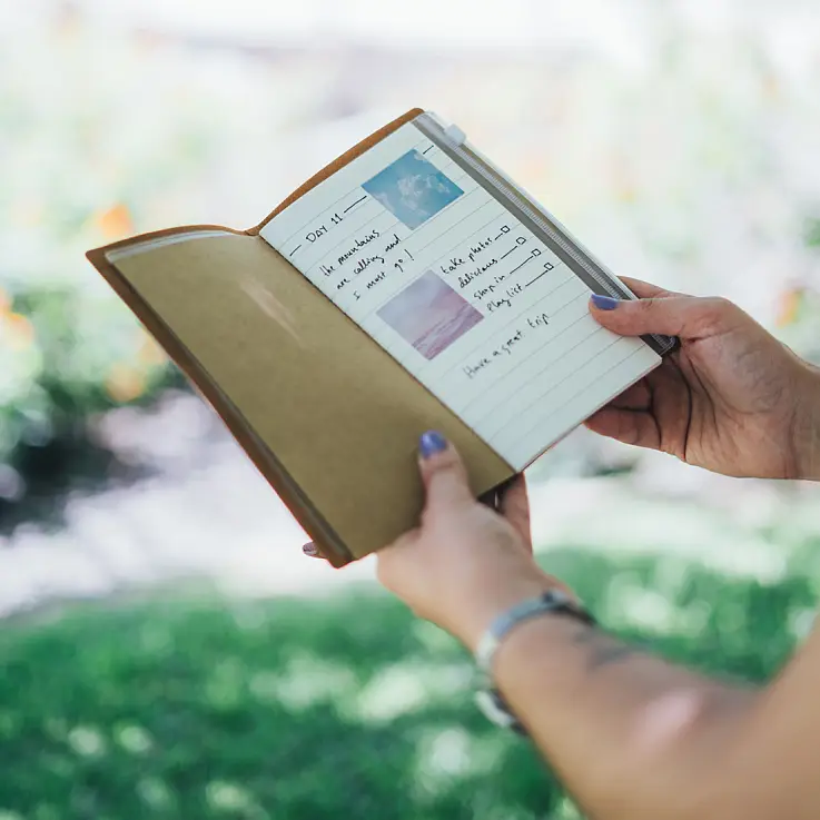 Comprend deux carnets, l'un ligné et l'autre à points.