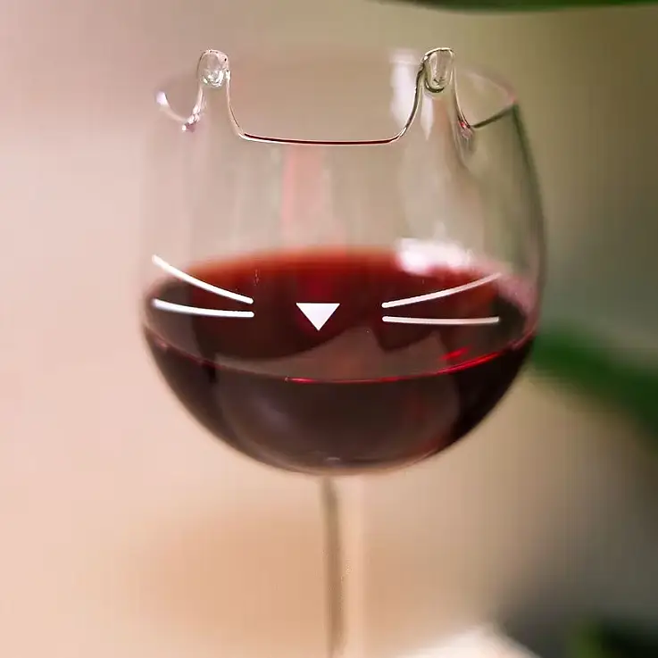 Un verre de vin très félin