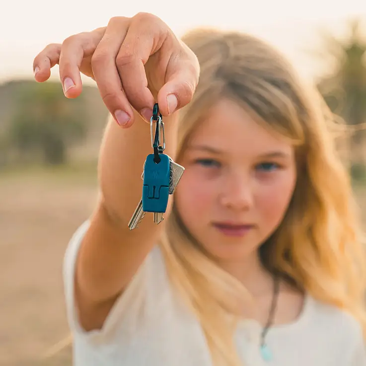 Compact, il se porte toujours sur le porte-clés.