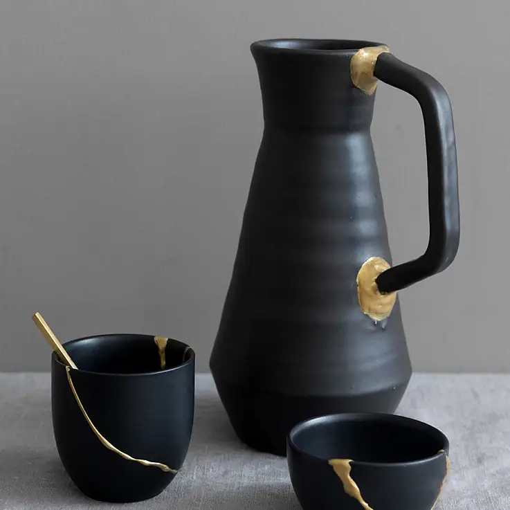 Kintsugi (金継ぎ) signifie "réparer avec de l'or" en japonais.