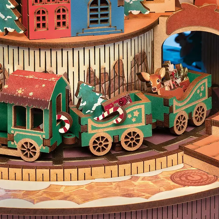 Le train fait le tour de l'arbre de Noël